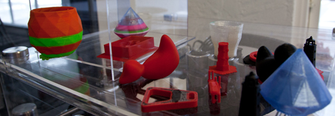 Aalto Fablabin 3D-tulostimella tehtyjä esineitä.