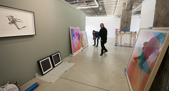 Timothy Persons ja Niko Luoma hanging an exhibition at the Berlin gallery in 2013. Photo: Meela Leino.